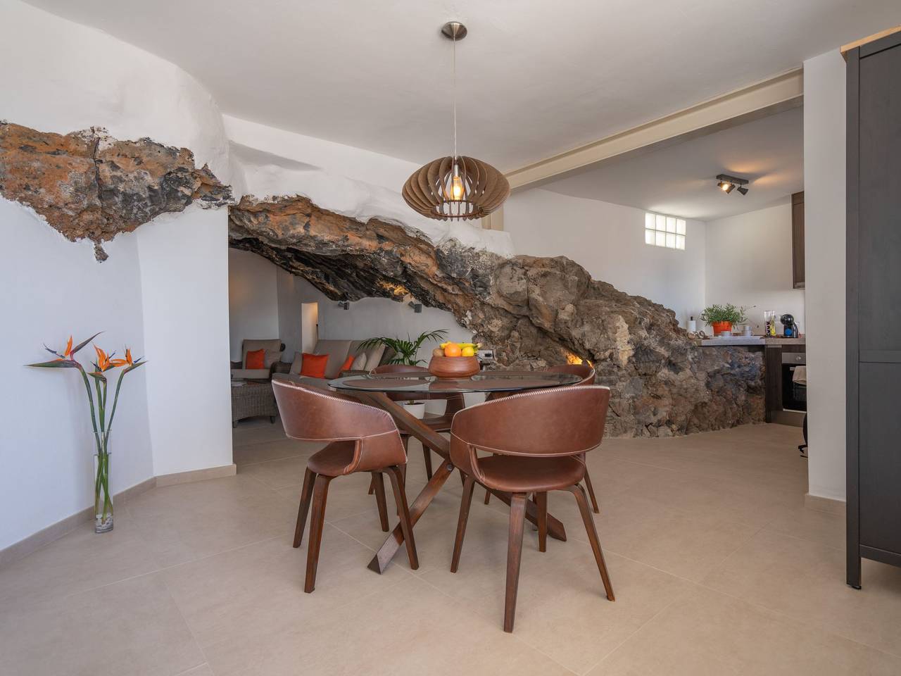 Spektakuläre Höhle mit zwei großen Terrassen am Meer in Costanera, El Rosario