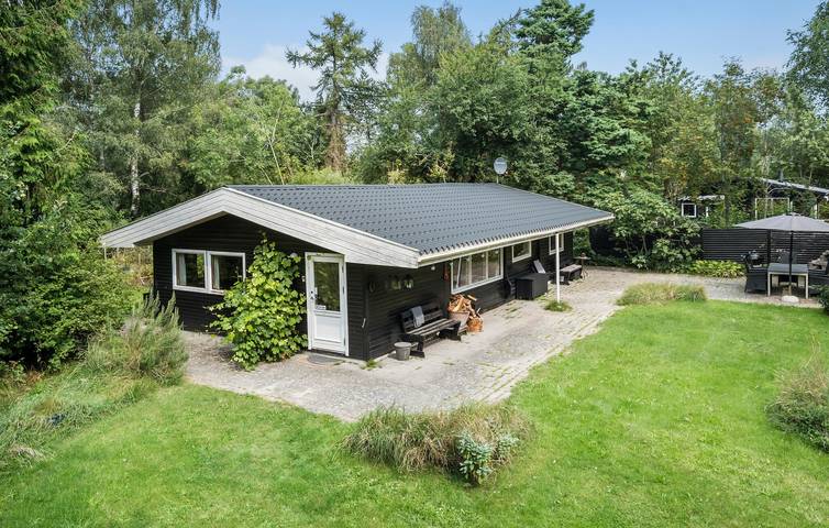 Ferieudlejning for 5 personer, med Terrasse og Have i Rørvig