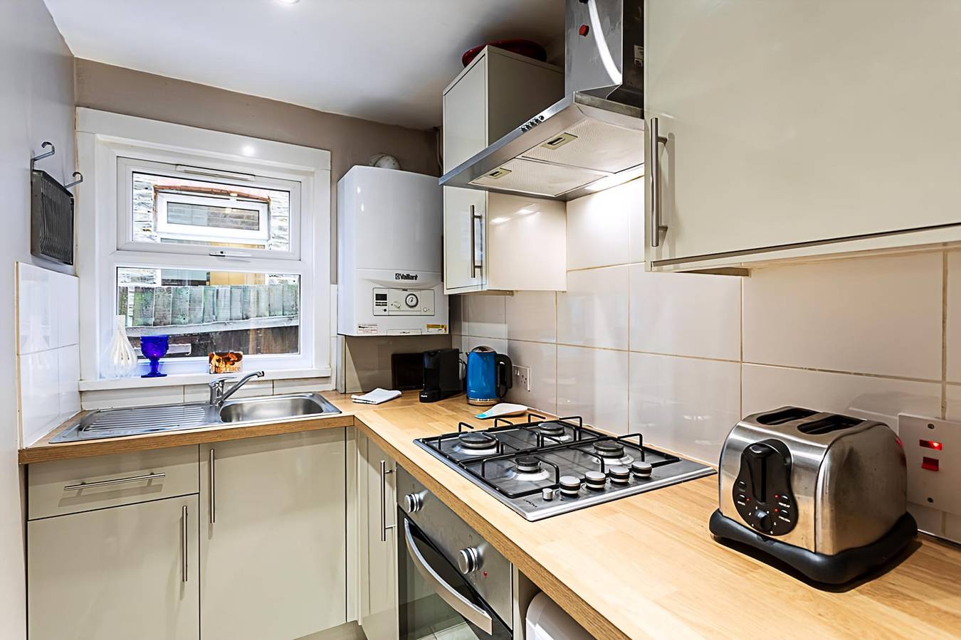 Entire apartment, Stylish Acton Flat with Terrace in Ealing, London