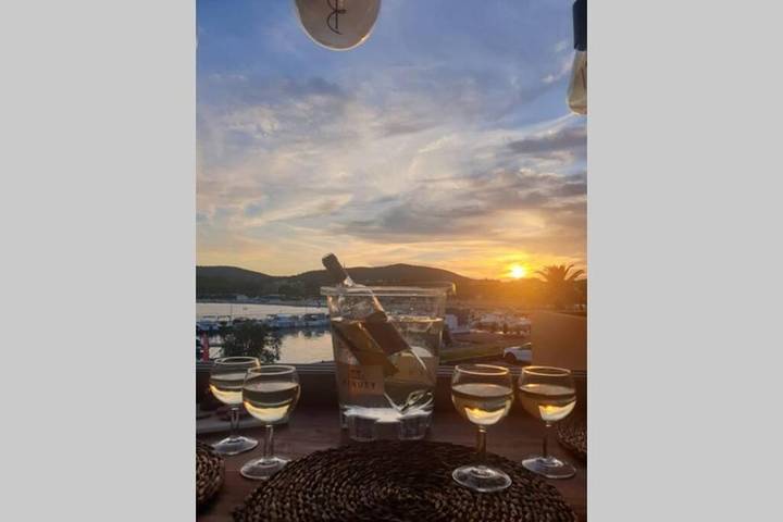 Gîte pour 3 personnes, avec piscine ainsi que vue et terrasse dans Plage La Favière - 4