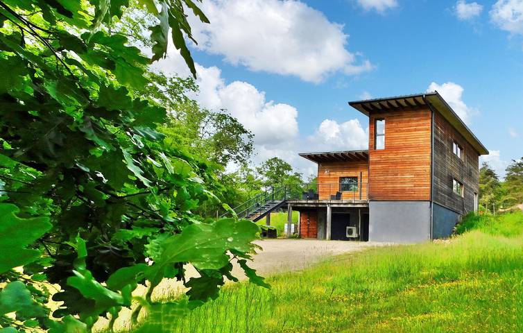 Location de vacances pour 8 personnes, avec piscine et terrasse à Coly - 2