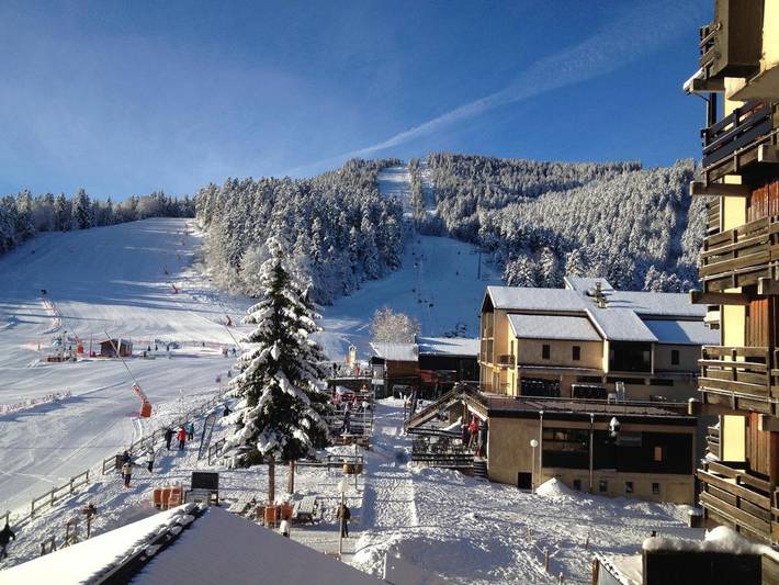 Gîte pour 5 personnes, avec balcon ainsi que piscine et vue dans Station d'Ax Trois Domaines