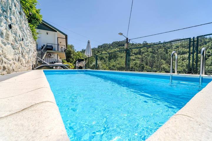 Casa rural para 6 personas, con piscina además de jardín y vistas en Amares - 3