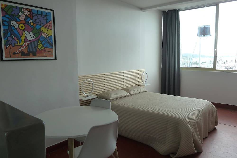 Appartement entier, Grand T1 Design sur le port de Toulon. Magnifique vue sur la mer. in Toulon, Côte méditerranéenne (France)