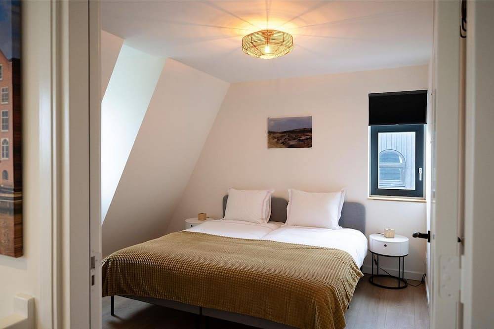 Luxurious detached waterfront holiday villa with spacious yard in Roelofarendsveen, Groene Hart