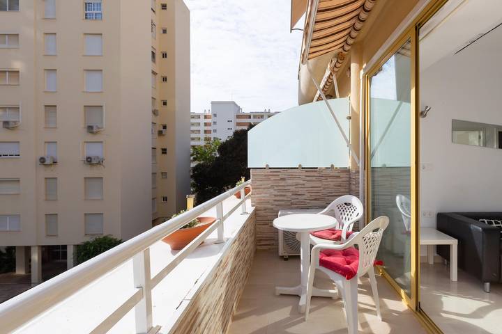Apartamento entero, Nuevo y moderno apartamento de 2 camas con balcón, aire acondicionado y Wi-Fi in La Carihuela, Torremolinos