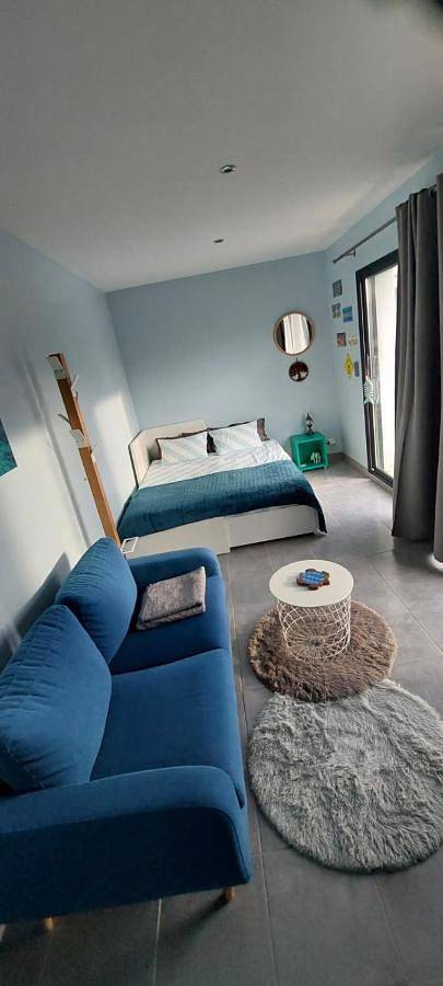 Location de vacances pour 2 personnes, avec piscine et vue ainsi que terrasse et jardin à Saint-Germain-Lembron - 4