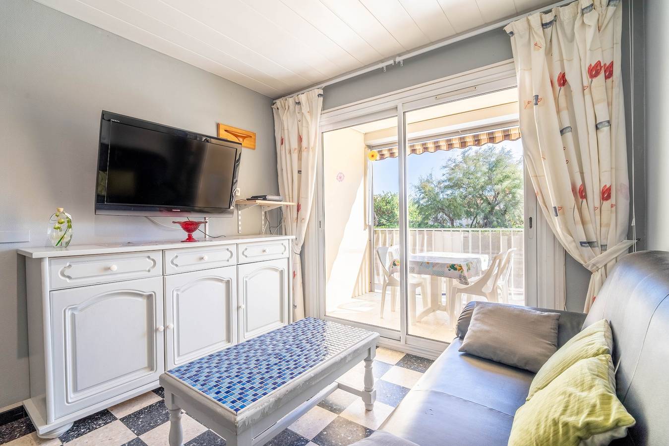 Appartement entier, Appartement « À 100 m de la plage, centre, marché, 3 ch » avec vue mer, Wi-Fi et climatisation in Saint Pierre la Mer, Fleury