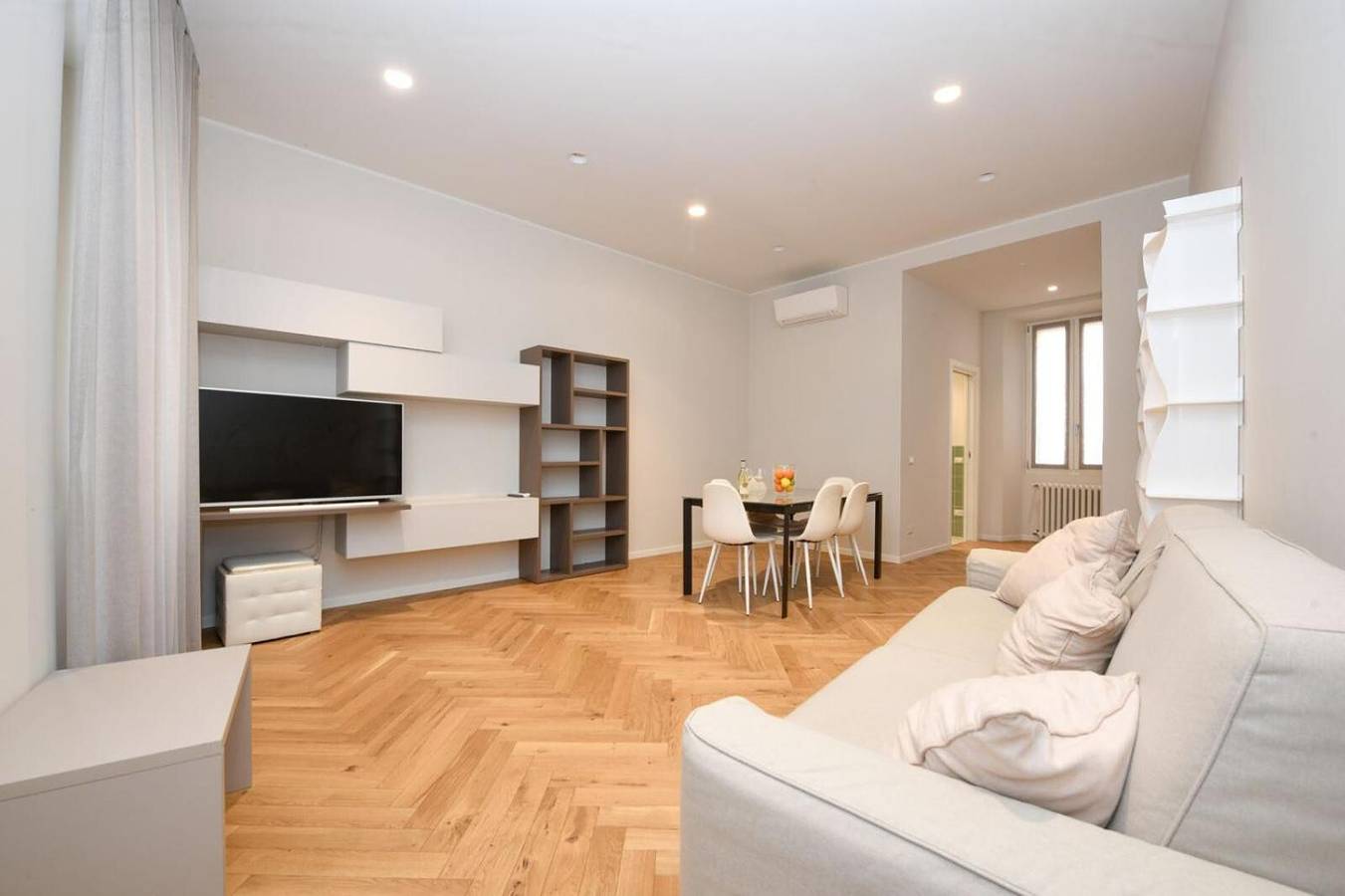 Appartement entier, Appartement 'Living Salò Duomo Rez-de-chaussée' avec Wi-Fi in Salò, Montagnes autour du lac de Garde