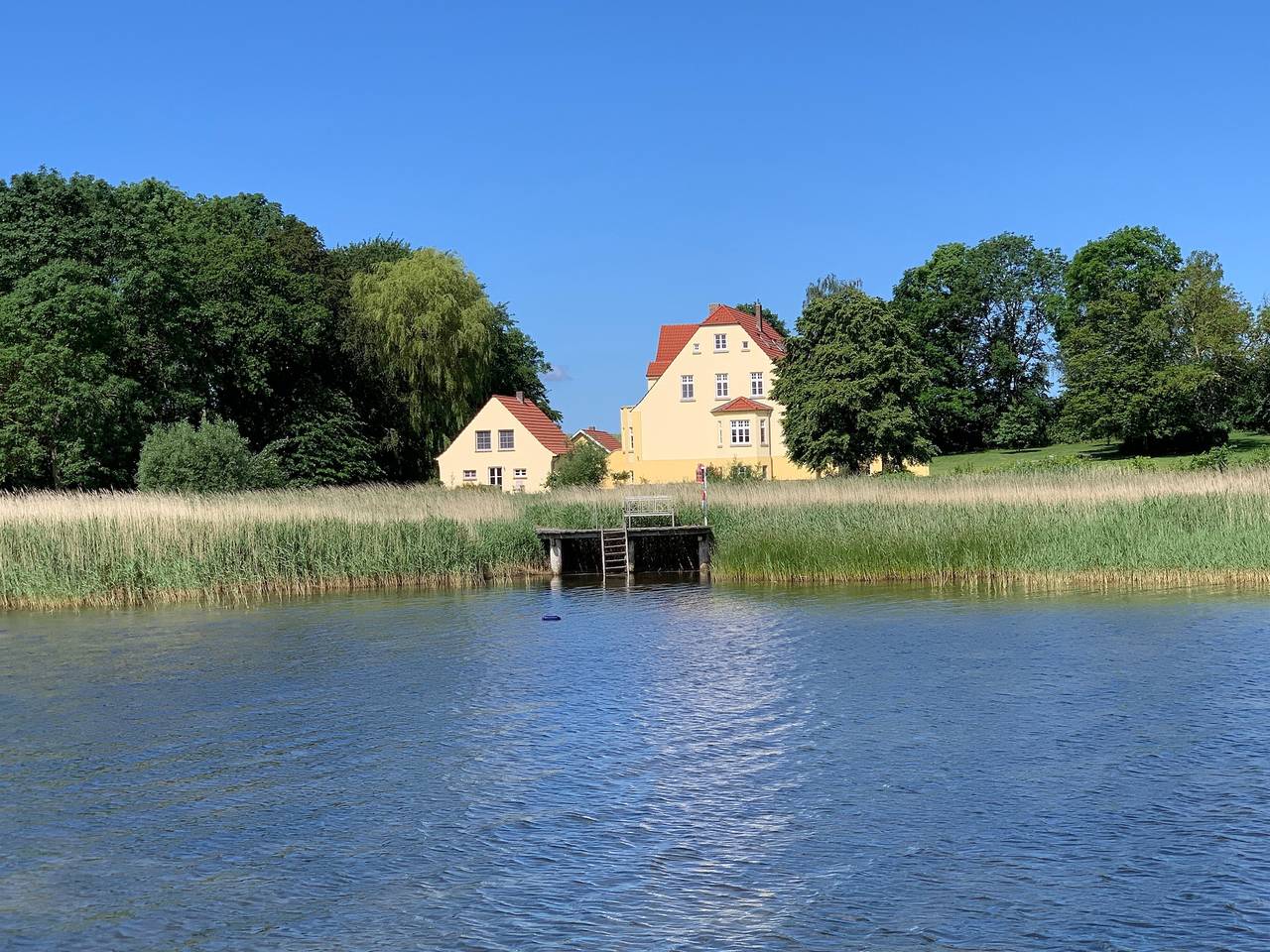 Ganze Wohnung, Ferienwohnung "Gut Grubnow Rügen - 5" mit Seeblick, Gemeinschaftsgarten und Wlan in Neuenkirchen (Rügen), Rügen