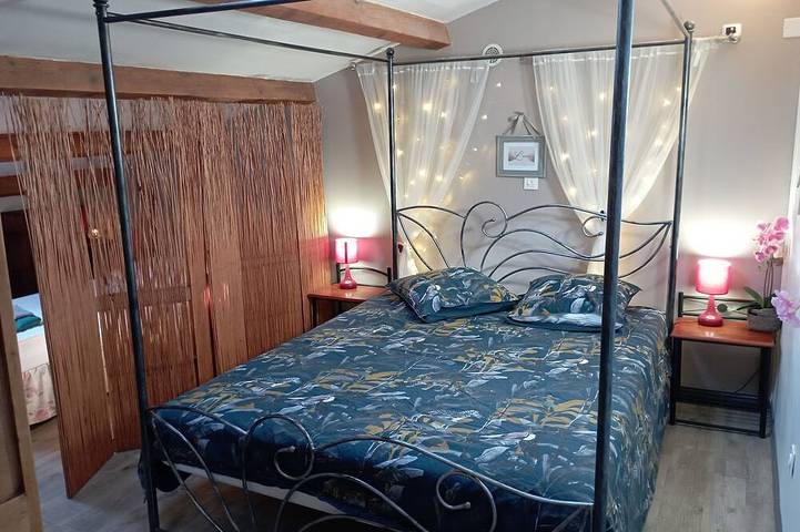 Gîte pour 4 personnes, avec terrasse ainsi que piscine et jardin