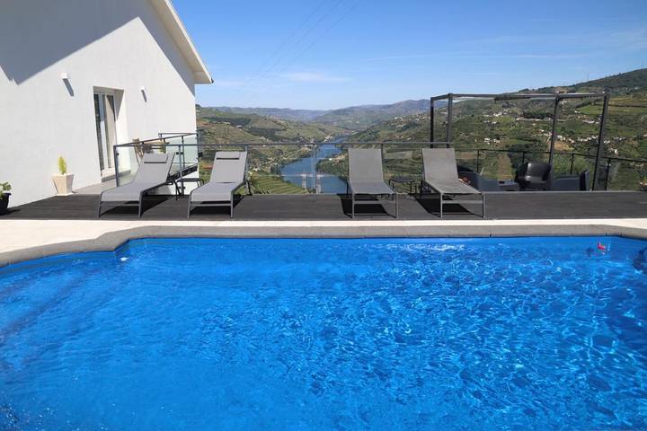 Location de vacances pour 2 personnes, avec Balcon et Terrasse ainsi que Jardin et Piscine dans Mesão Frio