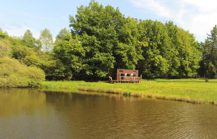 Gîte pour 4 personnes, avec Terrasse et Jardin ainsi que Vue sur le lac et Vue à Saint-Bazile