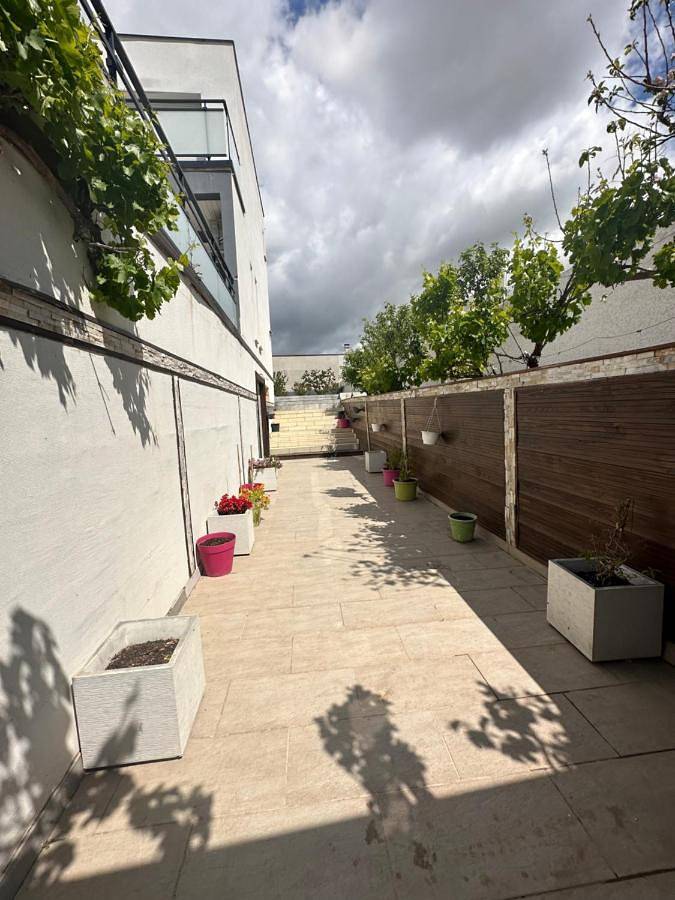 Gîte pour 3 personnes, avec vue ainsi que jardin et piscine à Villeneuve-lès-Béziers - 4