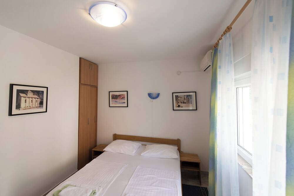 206 room with balcony, mountain view & hot tub access in Lokva Rogoznica, Split-Dalmatië