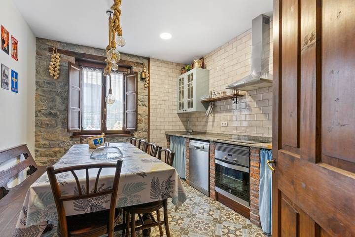 Maison de vacances 'El Reinazu' avec vue montagne, terrasse privée et Wi-Fi in Sotu Cangues, Cangas de Onís