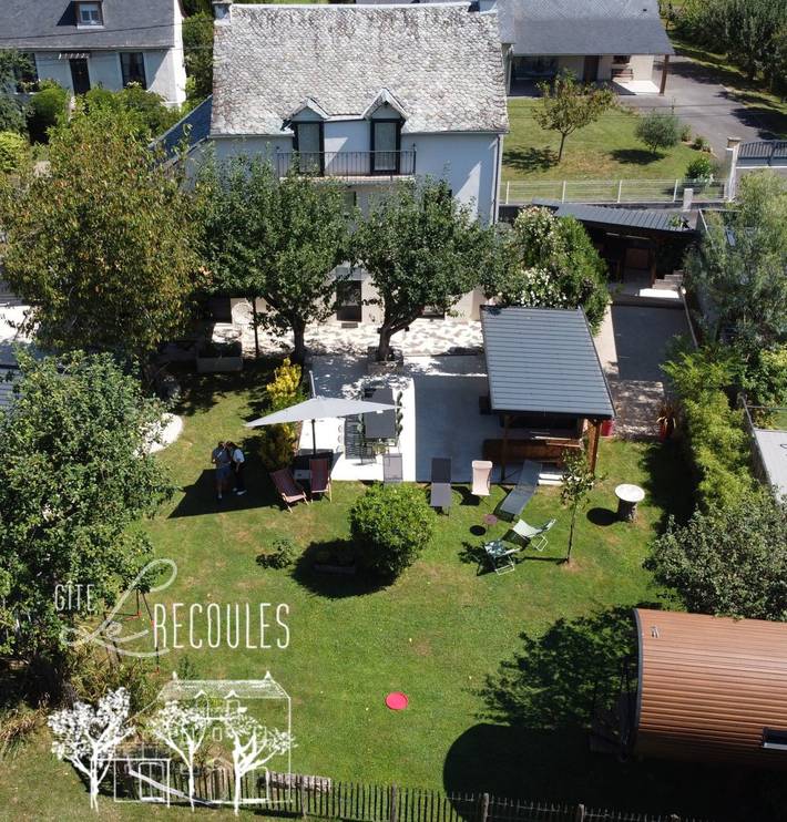 Gîte pour 10 personnes, avec Balcon et Jacuzzi ainsi que Terrasse et Jardin