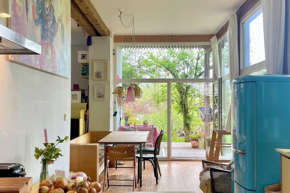 Ganze Wohnung, Helle ruhige Wohnung mit Terrasse und großem Naturgarten. See und Bahnhof Nähe in Utting, Ammersee