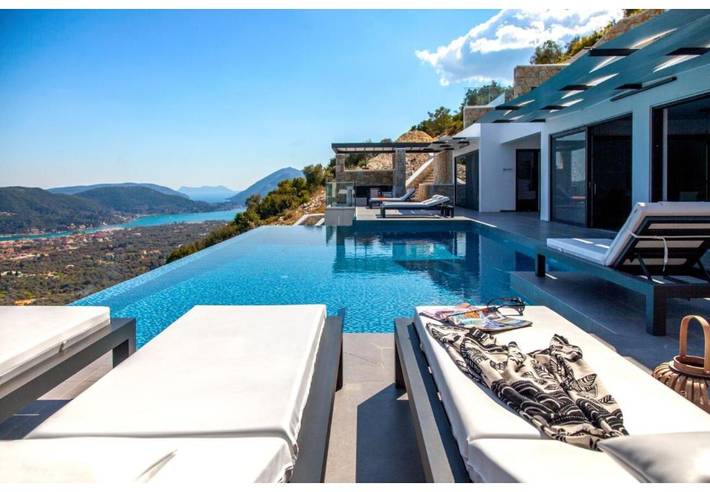 Villa "Desun Suites Grey" with Sea View, Pool & Wi-Fi in Rachi, Greece