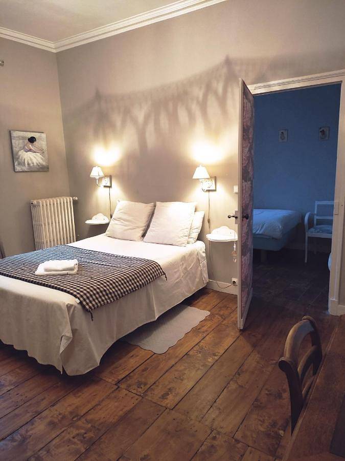 Double Room with Private Bathroom in Condom, Gers
