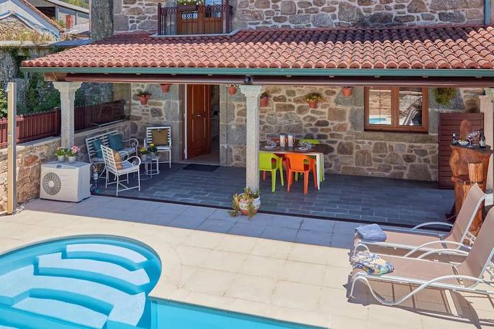 Location de vacances pour 10 personnes, avec piscine ainsi que vue et terrasse à Ames