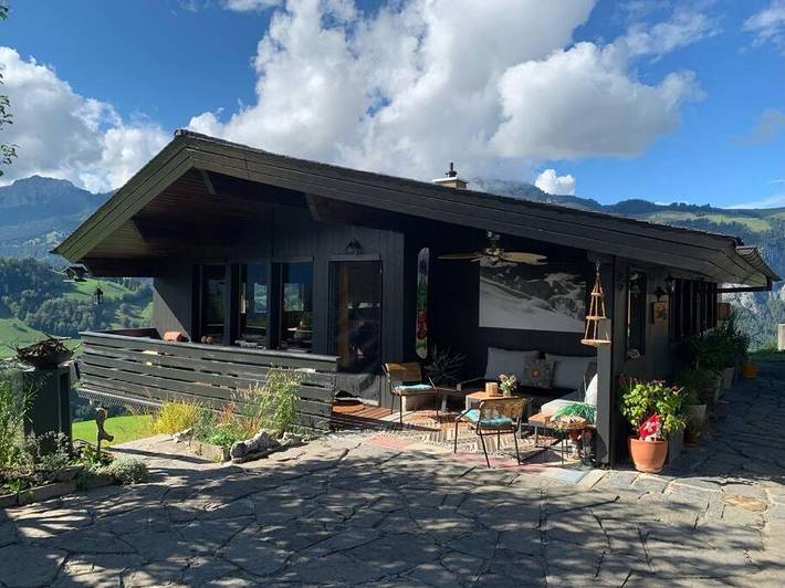 Ferienhaus für 4 Personen, mit Balkon und Whirlpool sowie Terrasse und Garten