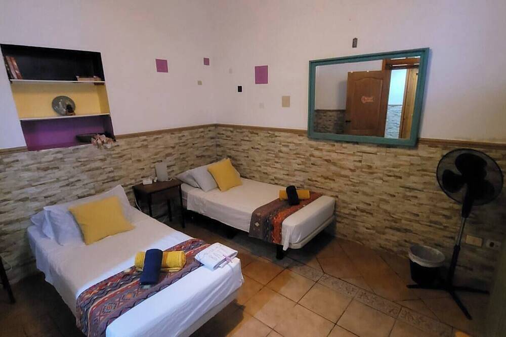 Large and bright room in Vecindario, with extra-large bed in Sardina, Santa Lucía de Tirajana