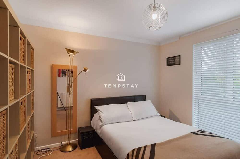 Spacious 5 bed Sunninghill with driveway parking in Berkshire
