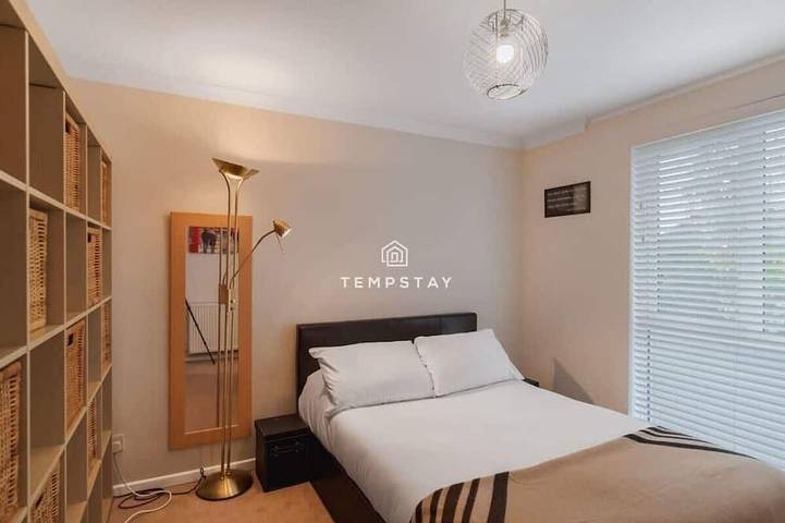 Spacious 5 bed Sunninghill with driveway parking in Berkshire