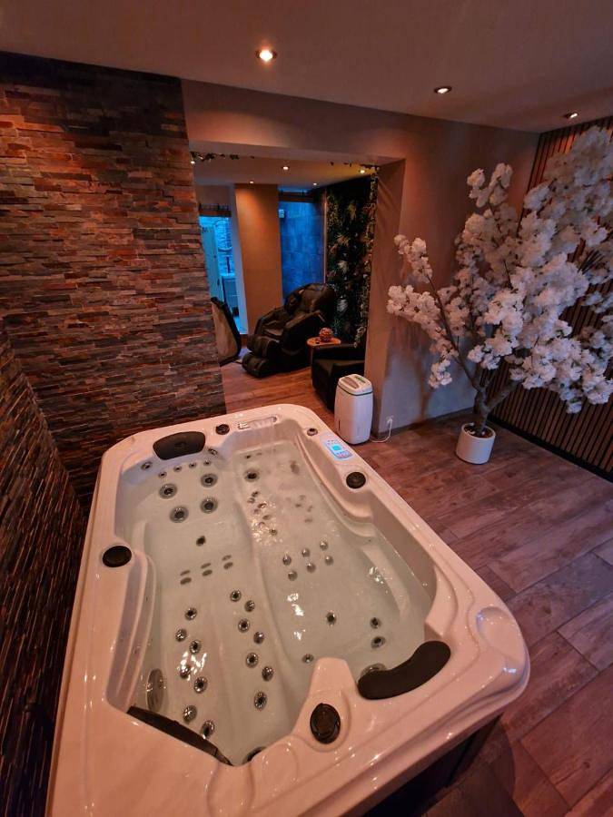 Gîte pour 2 personnes, avec piscine et jacuzzi à Calais