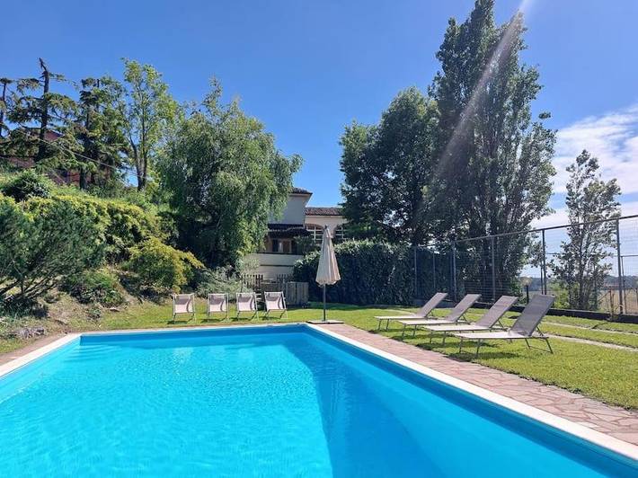 Casa vacanza per 12 persone, con giardino e piscina nonché panorama, con animali domestici a Vignale Monferrato