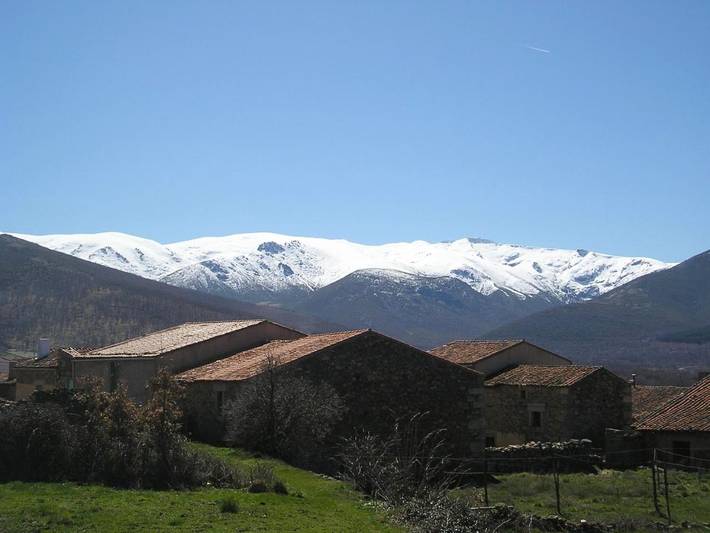 Casa rural para 8 personas, con Balcón y Terraza además de Jardín y Vistas en Navalonguilla