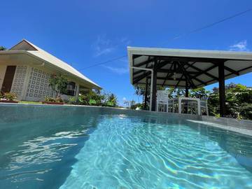 Cottage pour 2 personnes, avec jardin ainsi que vue et piscine dans Uturoa