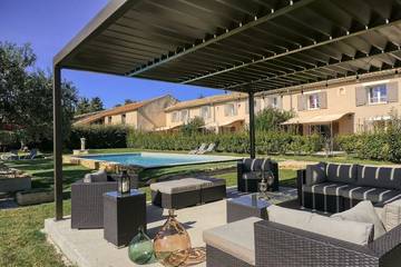 Gîte pour 6 personnes, avec jardin à Piolenc