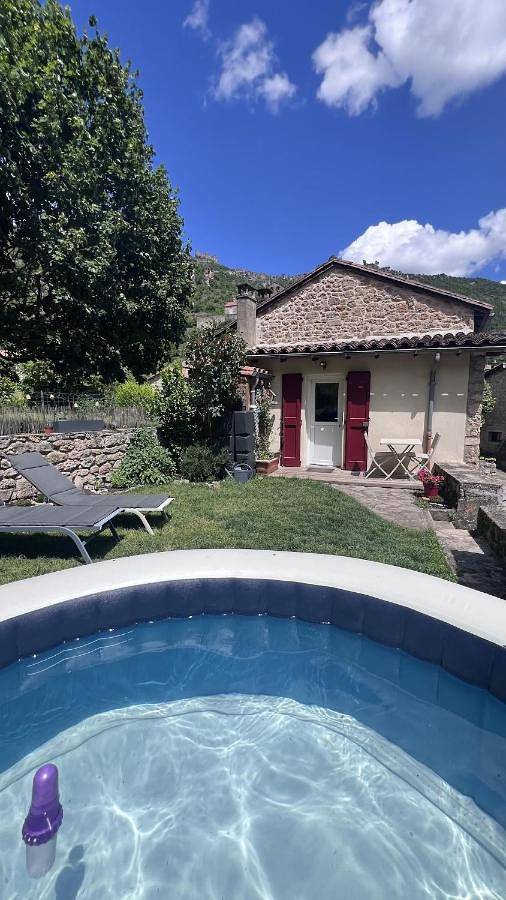 Gîte pour 2 personnes, avec jardin et terrasse, animaux acceptés à La Roque-Sainte-Marguerite