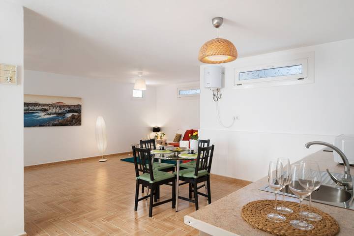 Entire apartment, Holiday Apartment 'Casa Rosi' with Private Terrace and Wi-Fi in La Santa, Tinajo