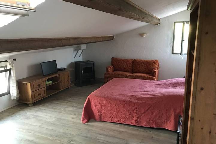 Location de vacances pour 8 personnes, avec terrasse et jardin, animaux acceptés à Lioux - 2