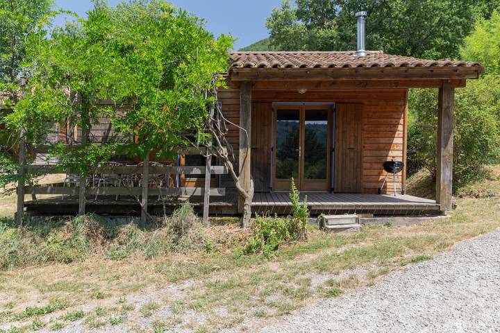 Chalet 'Bleu 6 Personnes Piscine' met uitzicht op de bergen, eigen terras en Wi-Fi in Darbres, Ardèche