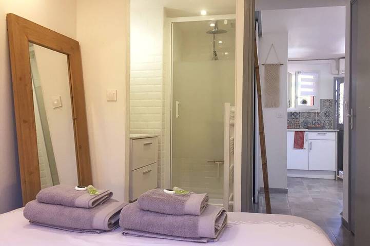 Appartamento intero, La Garoupe-Appartamento-Vista giardino-Bagno privato con doccia in Cagnes-sur-Mer, Costa mediterranea (Francia)