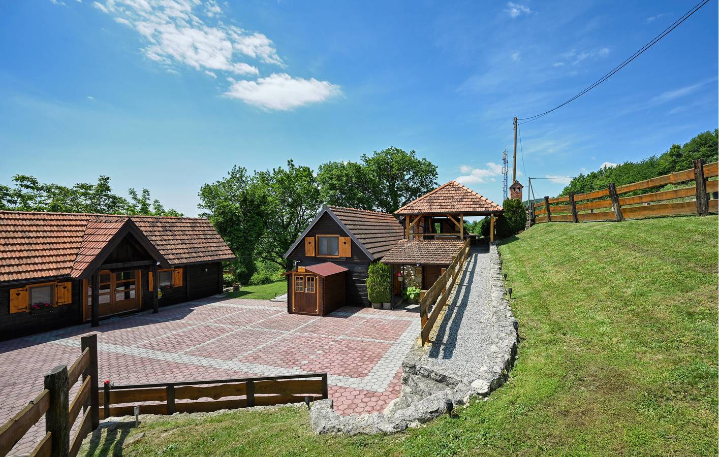 Schickes Apartment mit 2 Schlafzimmern, beheiztem Pool und Terrasse in Krapina-Zagorje