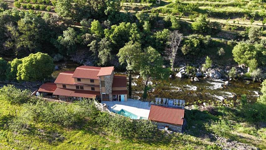 Casa de vacaciones para 12 personas, con Balcón y Terraza además de Jardín y Piscina en Valle del Jerte