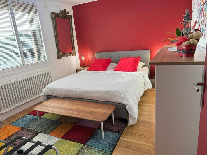 Chambre d’hôte pour 2 personnes, avec terrasse ainsi que jardin et piscine