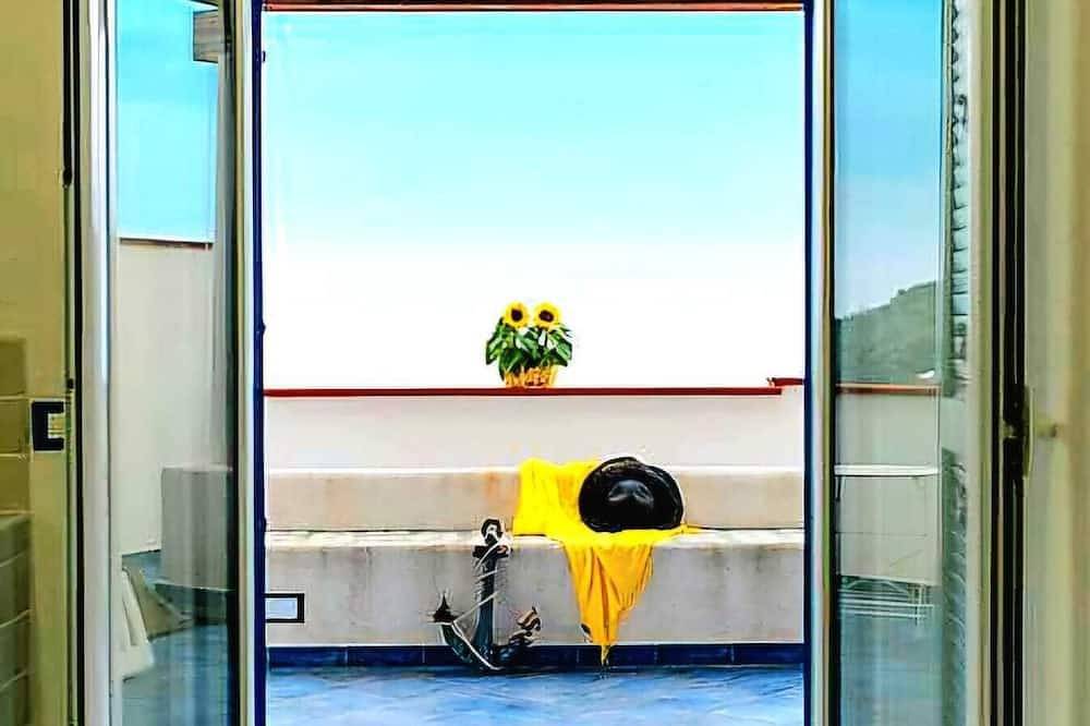 Ganze Wohnung, Zwei-Zimmer-Wohnung mit Blick auf das Meer und die Äolischen Inseln, nur 3 Minuten vom Strand von San Gregorio entfernt in Scafa (Capo d'Orlando), Capo d'Orlando