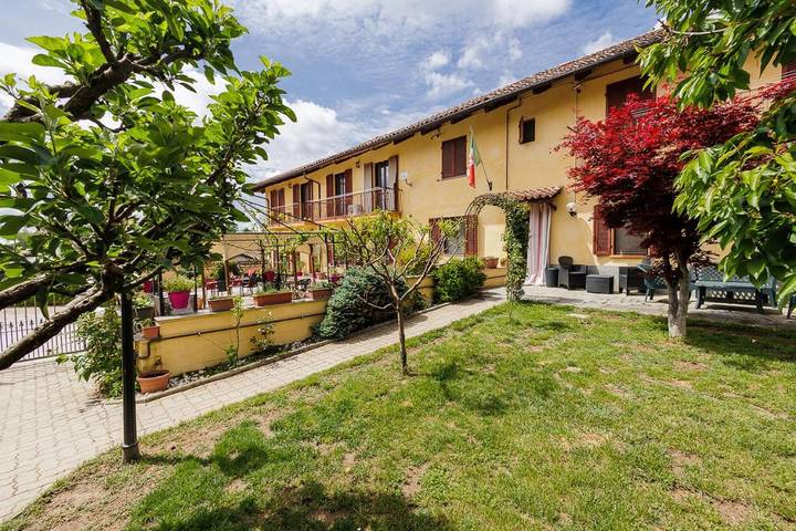 B&b per 3 persone, con Terrazza e Giardino nonché Panorama ad Asti (Comune)