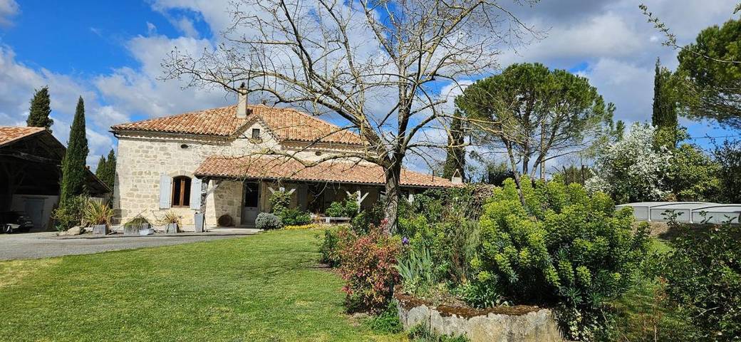 Location de vacances pour 11 personnes, avec terrasse et vue ainsi que piscine et jardin, adapté aux familles à Lacépède (homonymie)