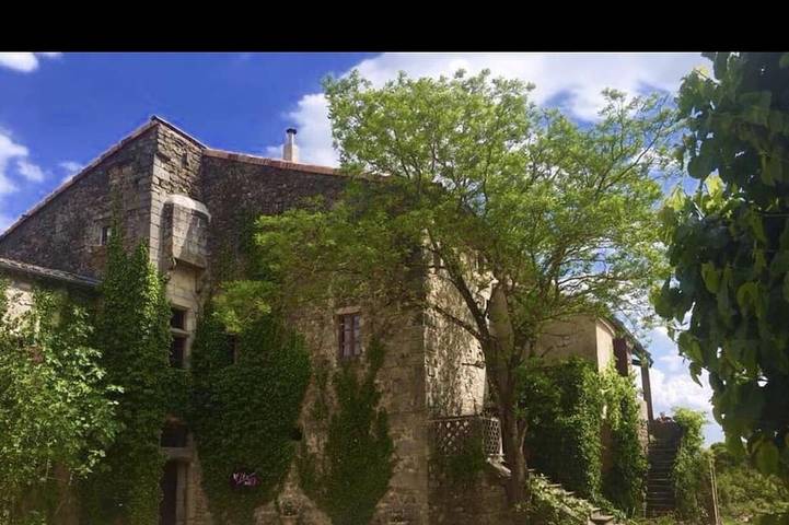 Location de vacances pour 10 personnes, avec terrasse et jardin à Uzer