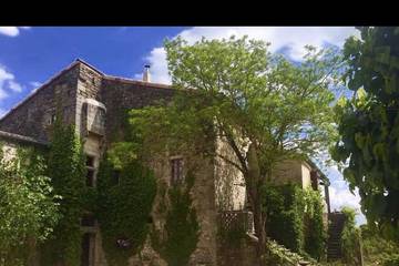 Gîte pour 10 personnes, avec jardin et terrasse à Uzer