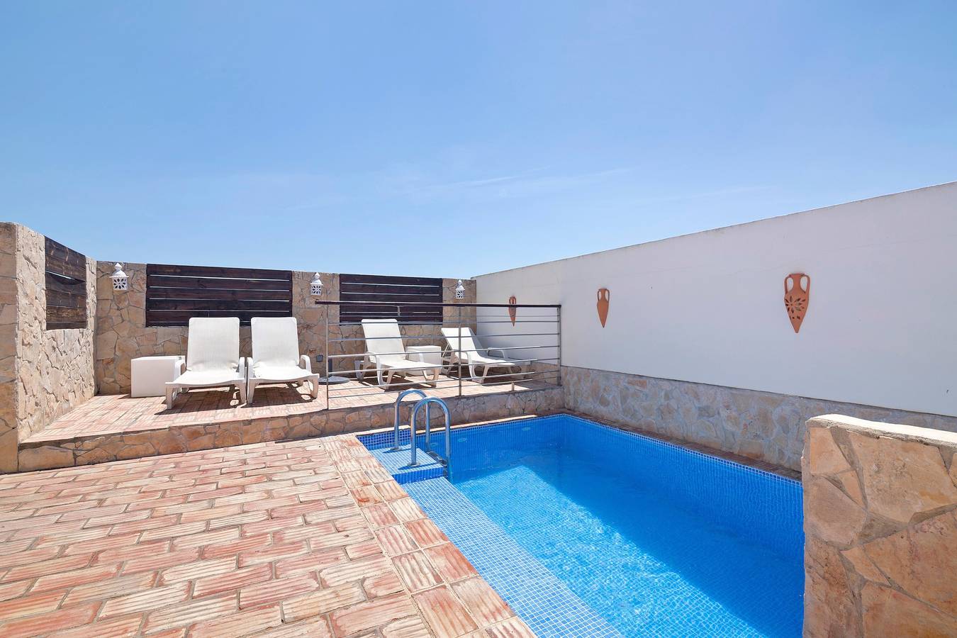 Kamer 'South Side Guesthouse - Quarto W' met gedeeld zwembad, wifi en airco, foto 11