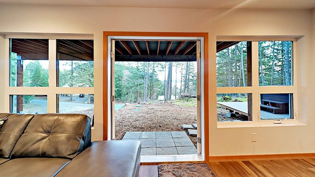 Blick auf das Wasser von diesem New Northwest Modern Home mit Whirlpool in Orcas Island