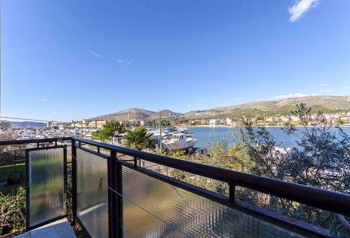 Apartamento entero, Apartamento de vacaciones para 8 personas con balcón in Trogir, Čiovo